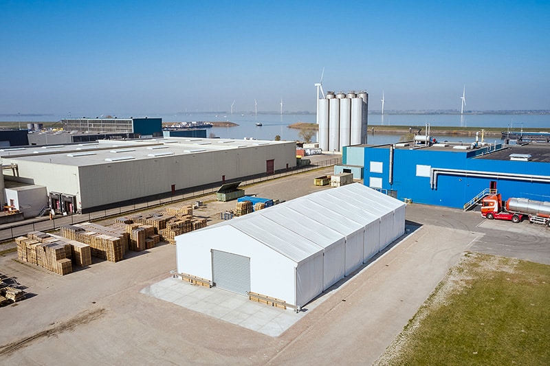 Grote witte aluhal op industrieterrein