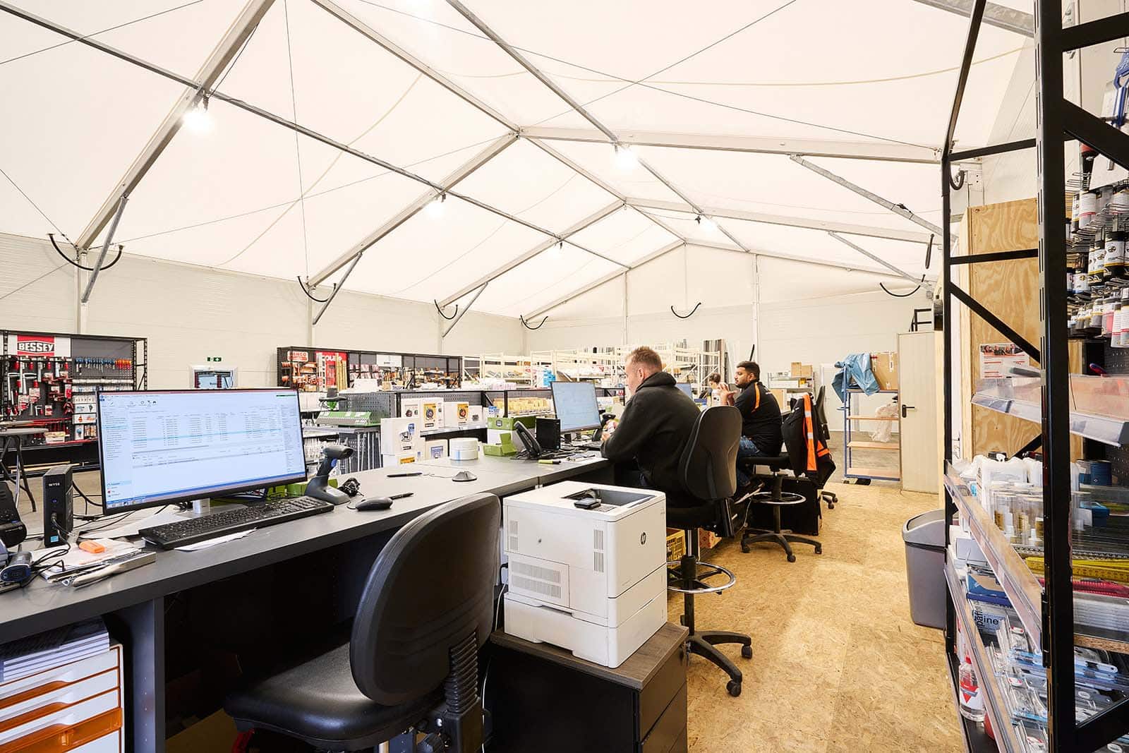 Werknemers van BNM Rotterdam in een doorwerktent