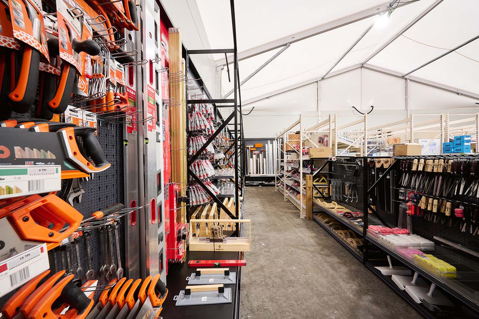 BMN bouwmaterialen shop in tijdelijke en volledig geïsoleerde tenthal