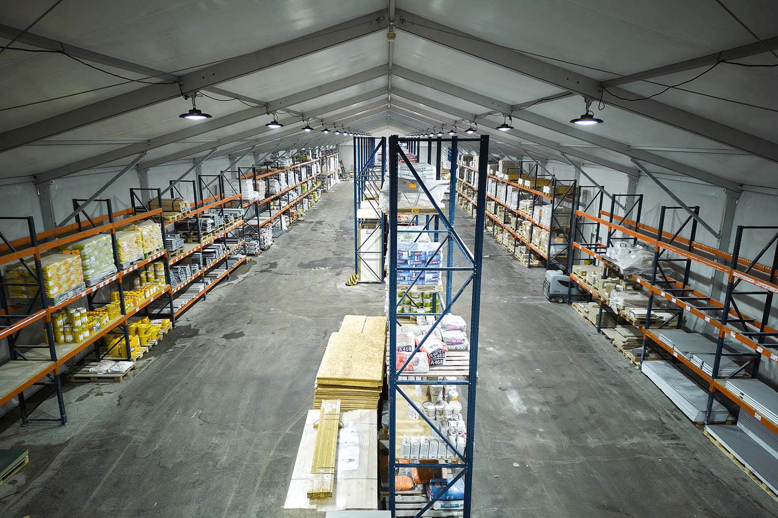 Een aluhal met opslag van BMN bouwmaterialen in Rotterdam