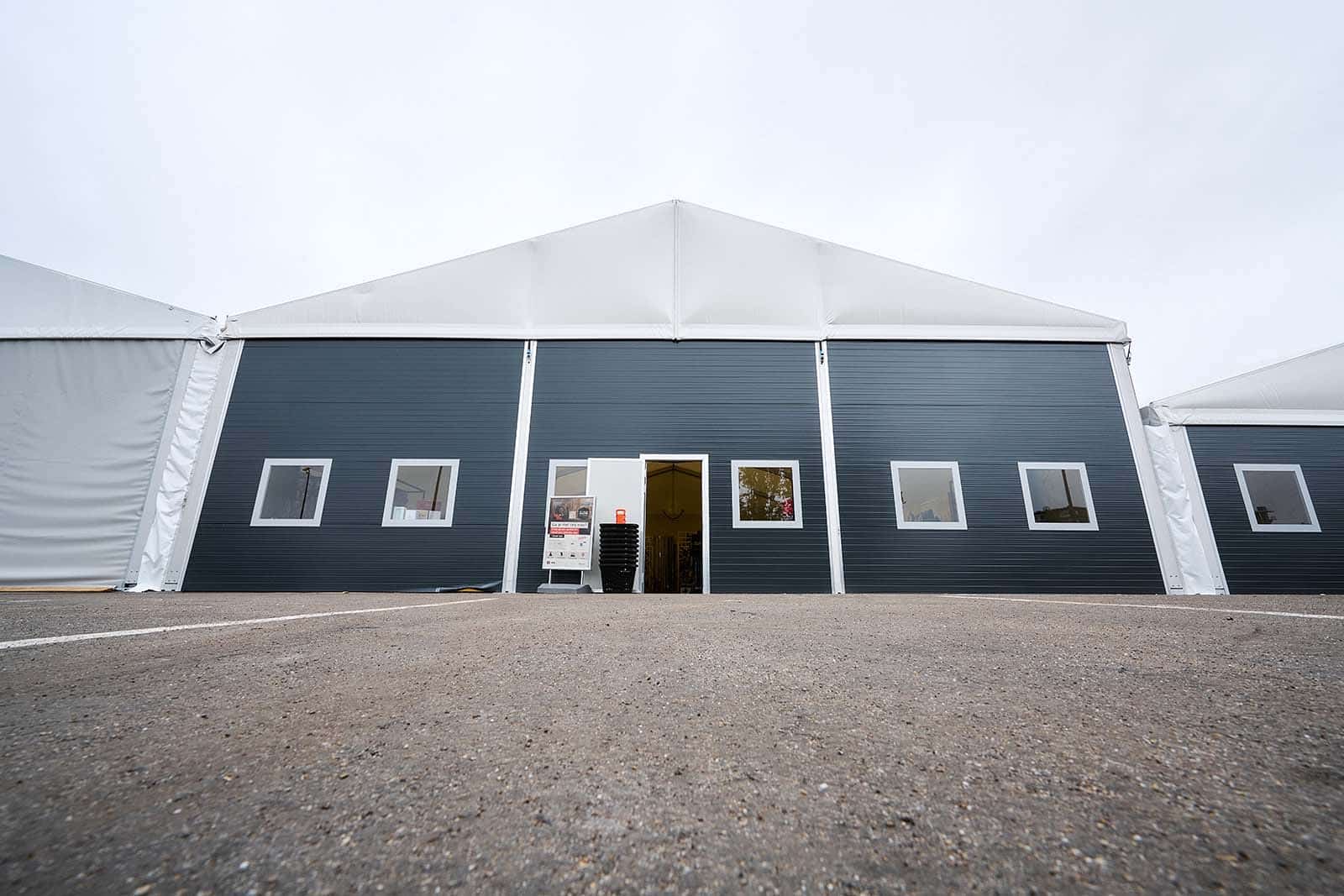 Voorzijde tijdelijke shop BMN bouwmaterialen Rotterdam