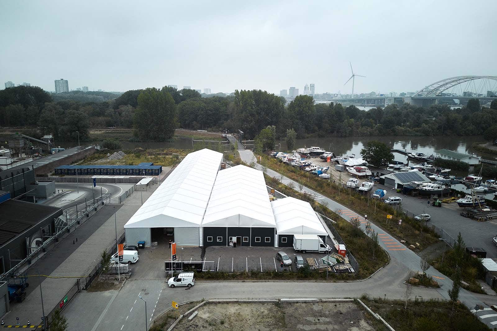 Een aluminium tent voor BMN bouwmaterialen in Rotterdam