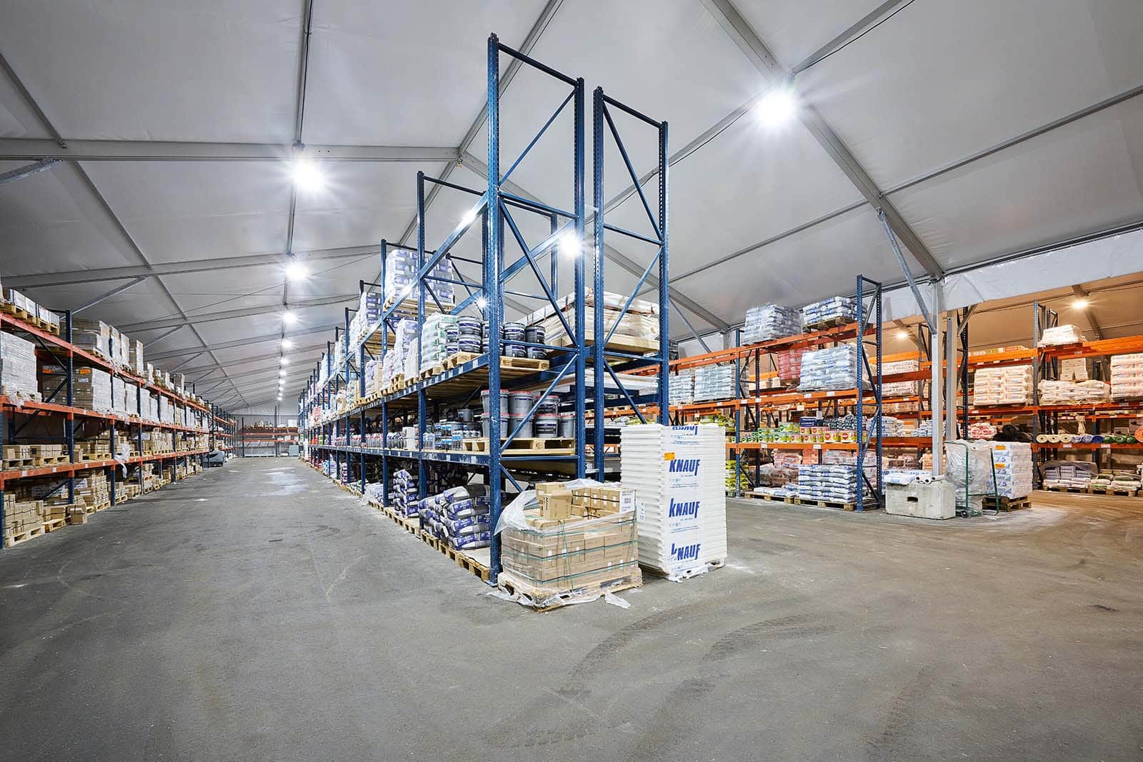 Opslagtent voor tijdelijke locatie van BMN bouwmaterialen in Rotterdam
