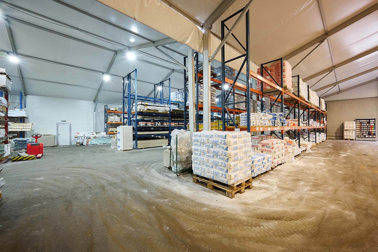 Een bouwtent voor BMN bouwmaterialen