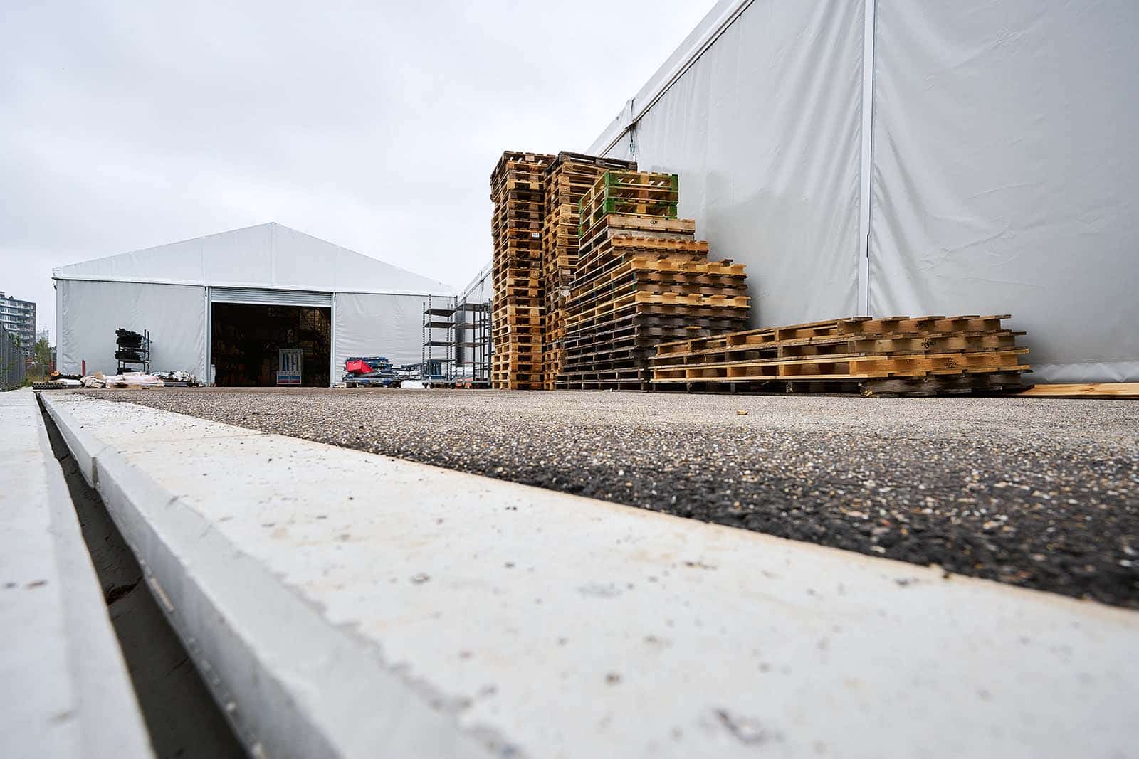 Ingang opslagtent 1 op tijdelijke locatie BMN bouwmaterialen Rotterdam