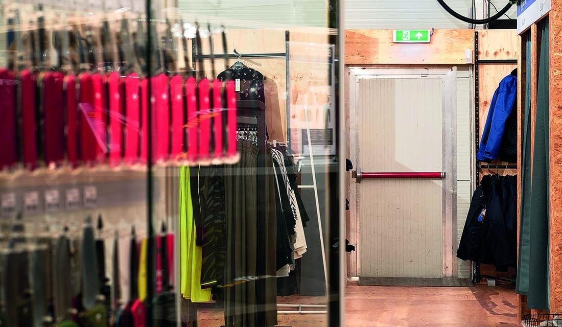 Nooduitgang loopdeur tijdelijke winkel Bas van Zessen