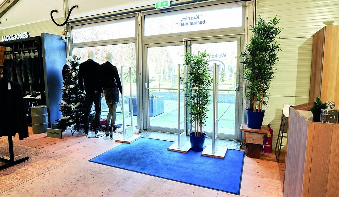 Ingang met dubbele loopdeuren voor tijdelijke winkel Bas van Zessen