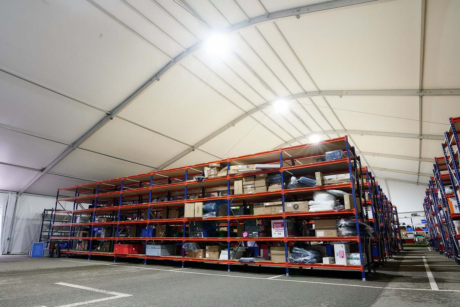Stellingen in tijdelijke werkplaats voor Bax Music