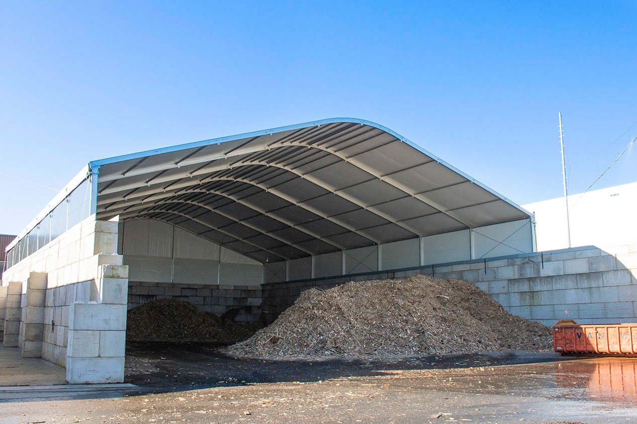 Overkapping op betonblokken muur voor Bio Dry BV