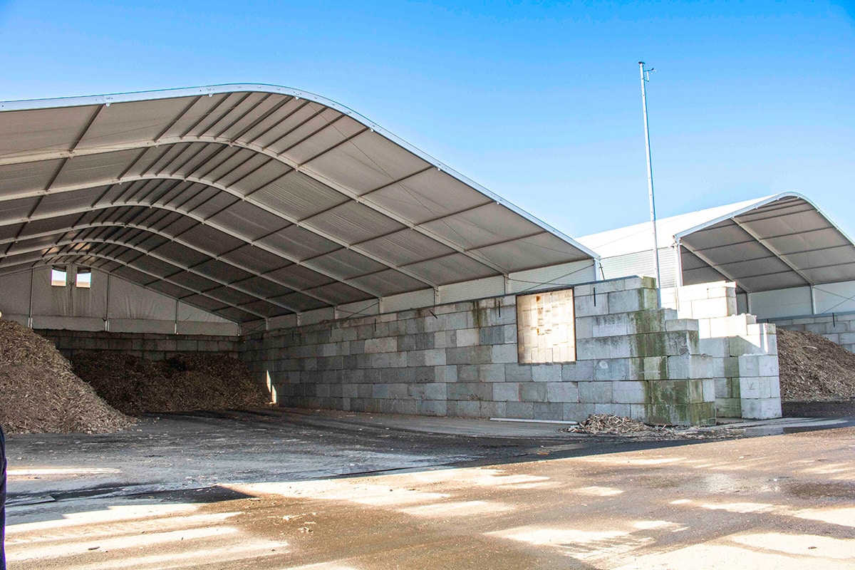 twee overkapping op betonnen wanden voor Bio Dry BV