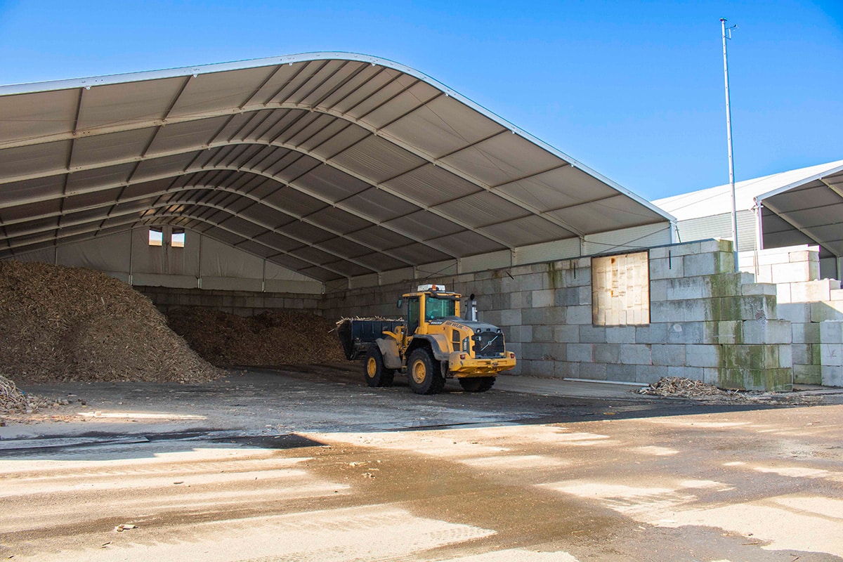 Shovel onder tentoverkapping Bio Dry BV