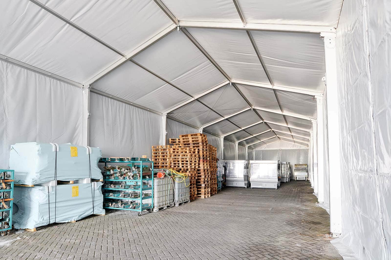 Binnenkant opslagtent van Bouwman Groep