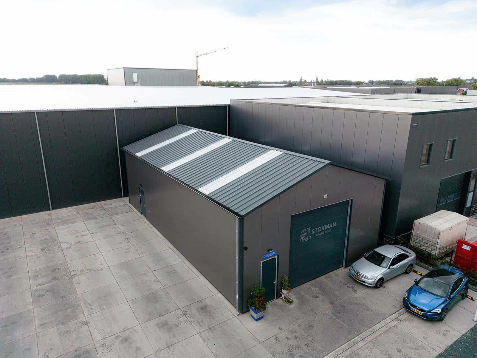 Overzichtsfoto Flexhal Stokman Transport met transparante dakpanelen