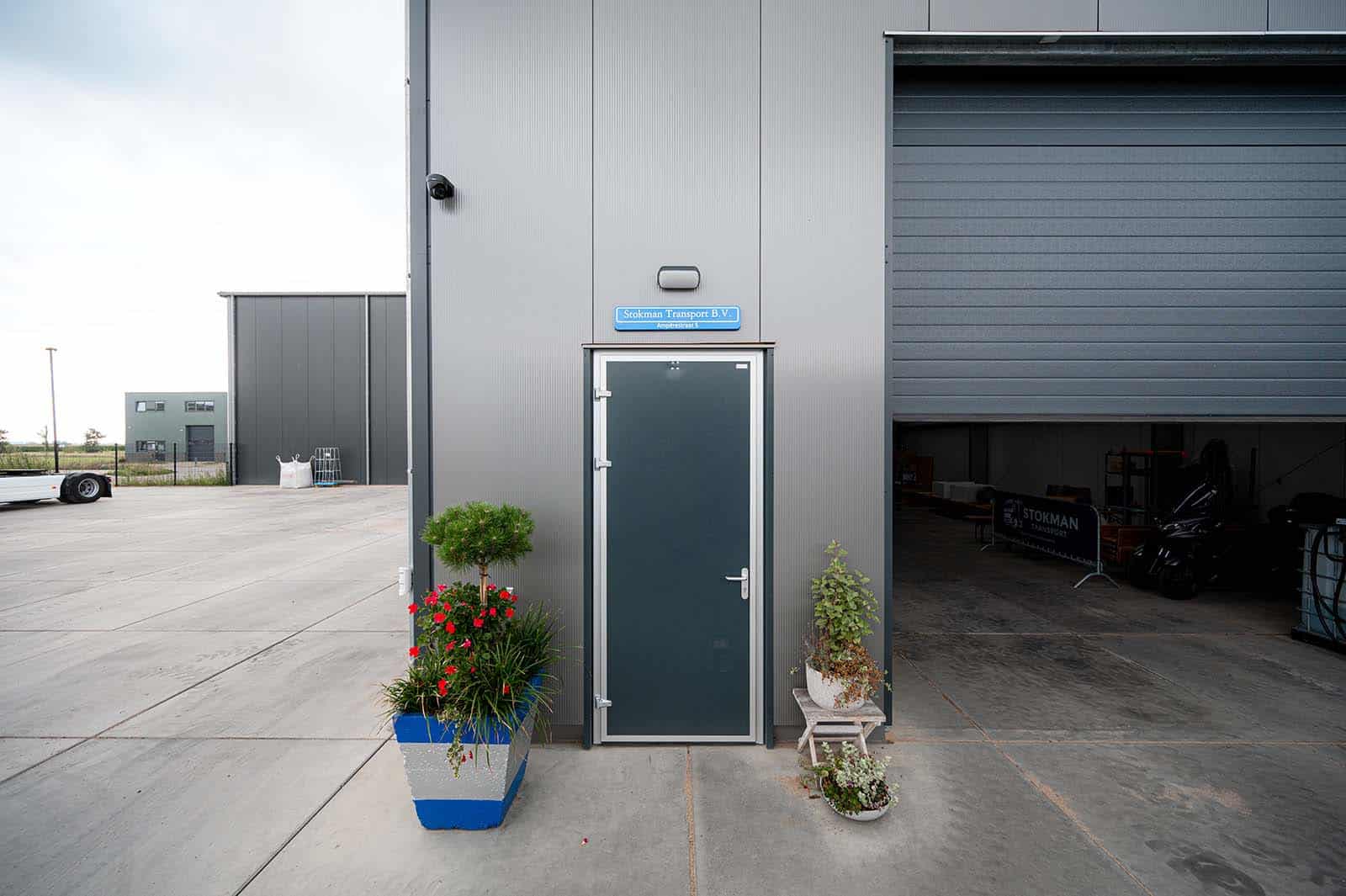 Loopdeur en half openstaande overheaddeur in Flexhal Stokman Transport