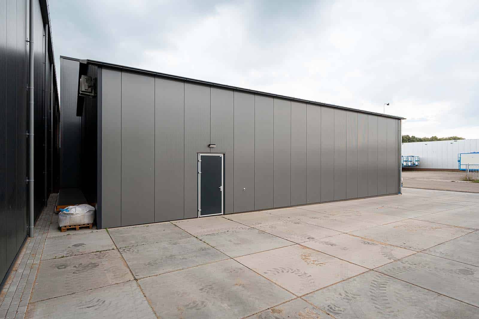 Zijkant Flexhal Stokman Transport met loopdeur en verlichting boven deur