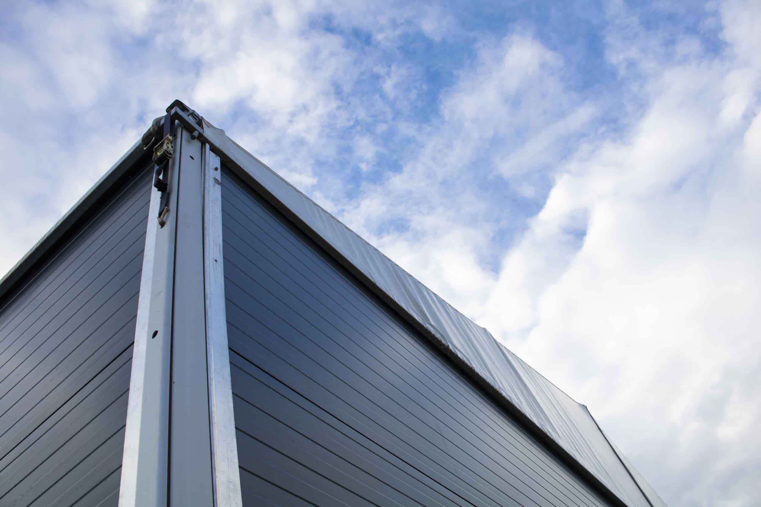 Hoek detail sandwichpanelen en dakzeil bevestiging tenthal Foreco Houtconstructie