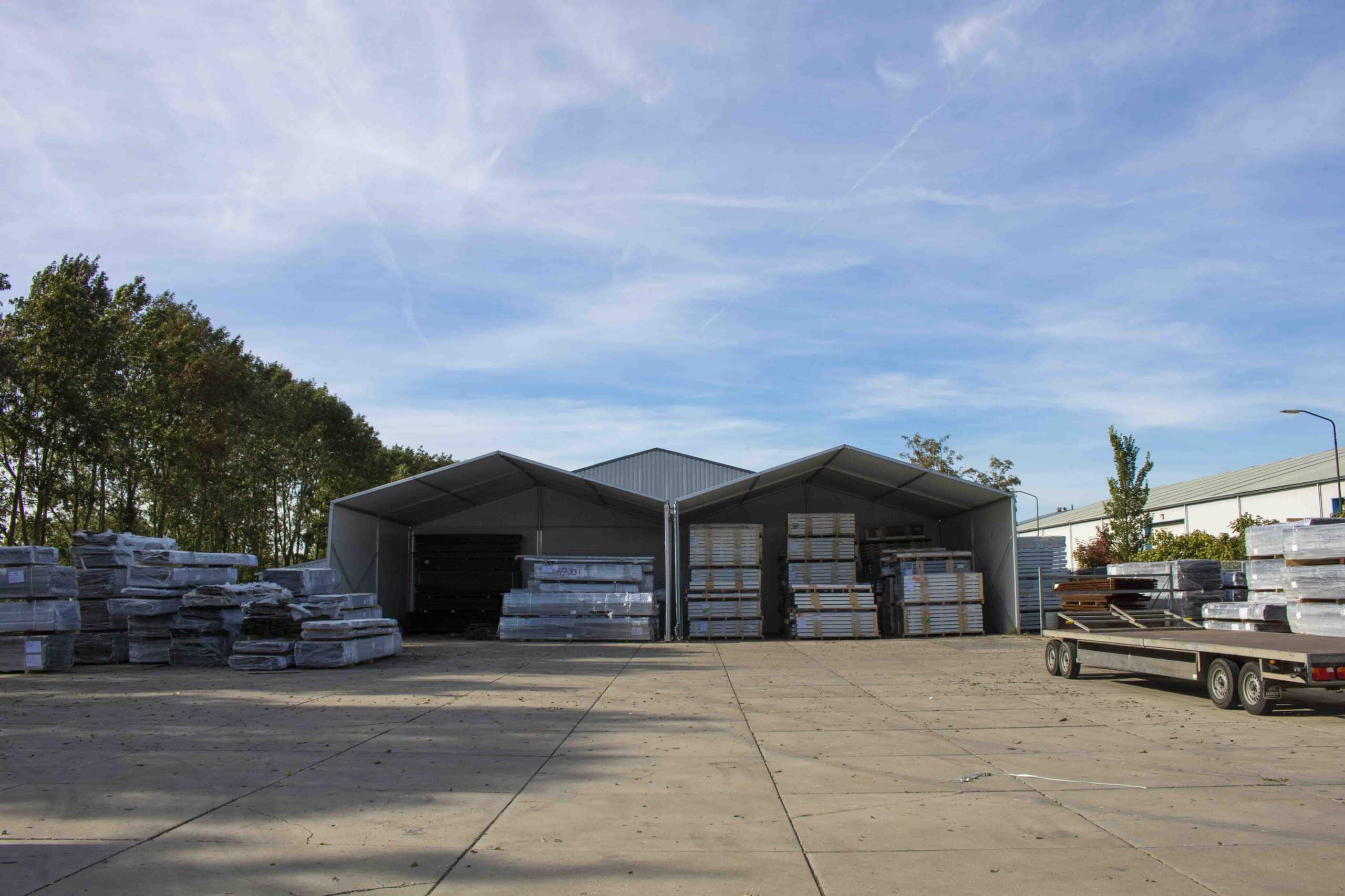 Twee tenthallen met open voorkant voor Foreco Houtconstructie