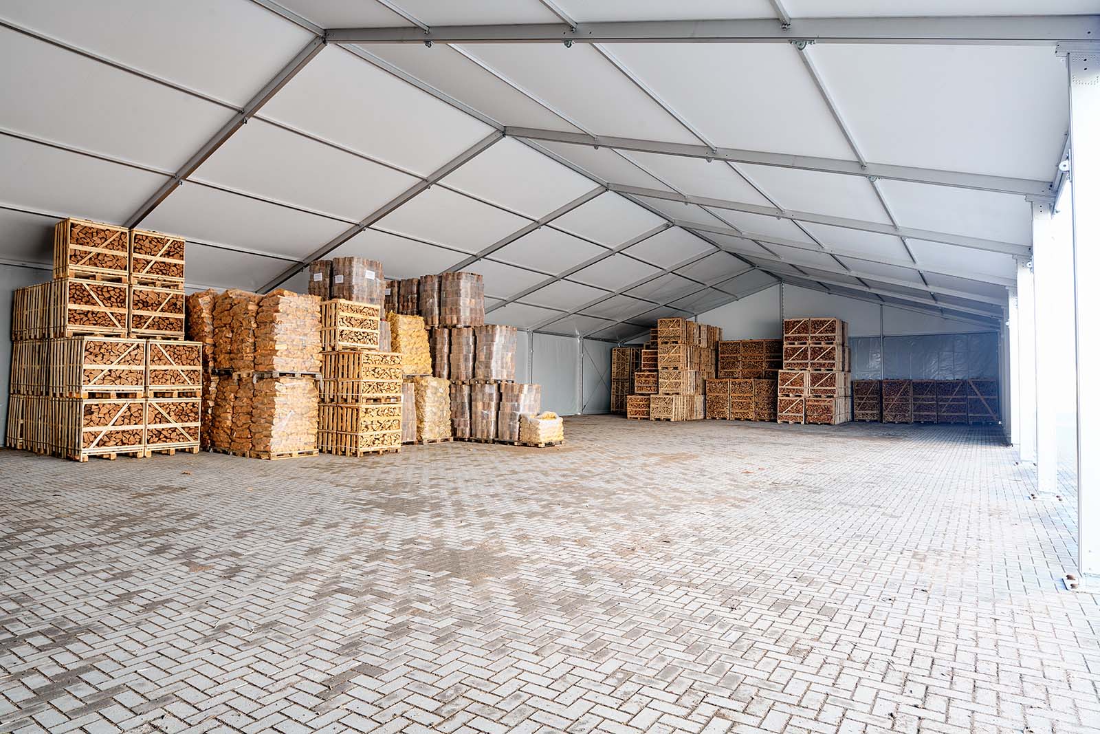 Opslagtent voor haardhout in opdracht van Golden Flame International