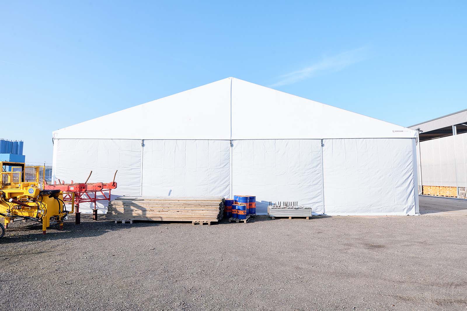 Gevel tenthal van Golden Flame International met zeilwerk