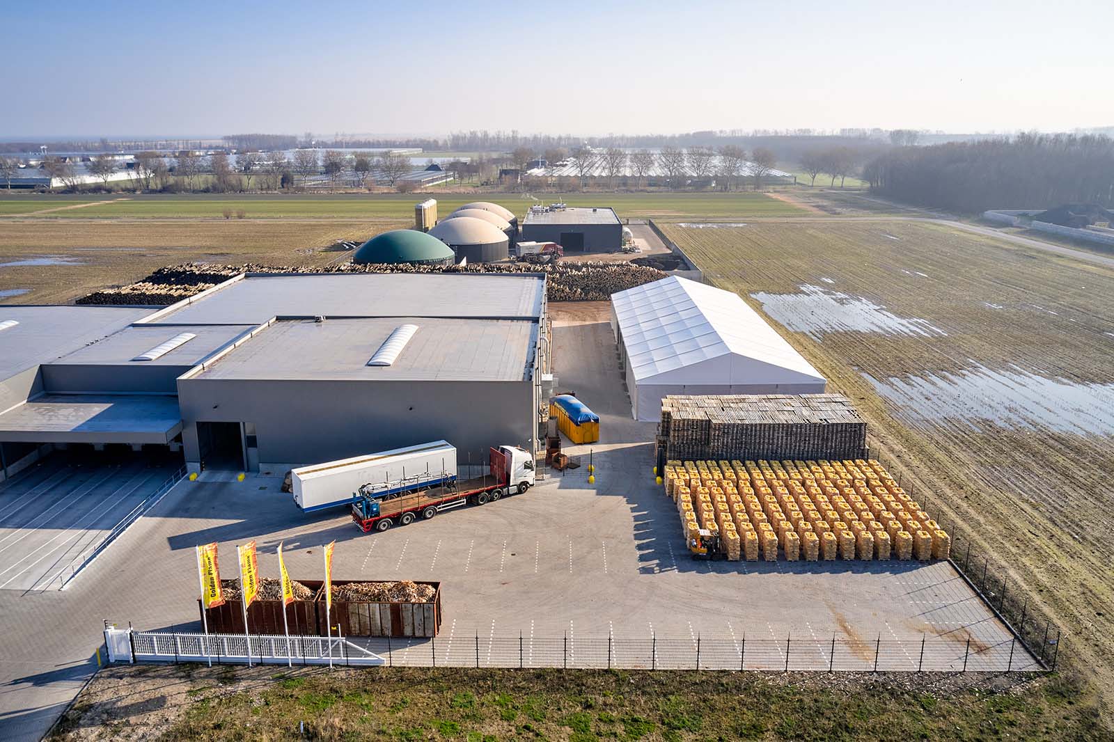 Ongeïsoleerde opslagtent op terrein van Golden Flame International