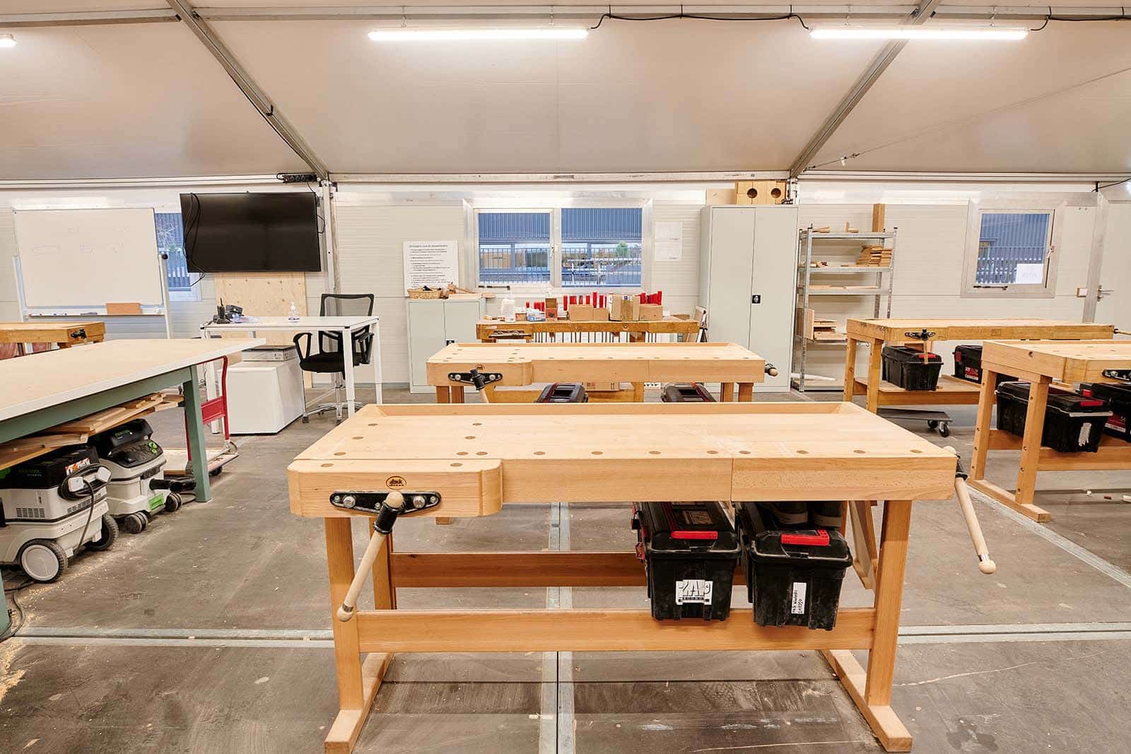 Hout- en meubeleringscollege - Noodlokalen - volledig geisoleerd lokaal