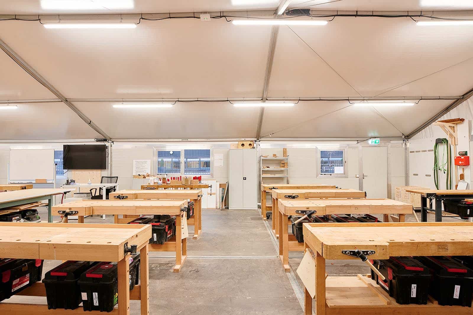 Hout- en meubeleringscollege - Noodlokalen - werkbanken lokaal