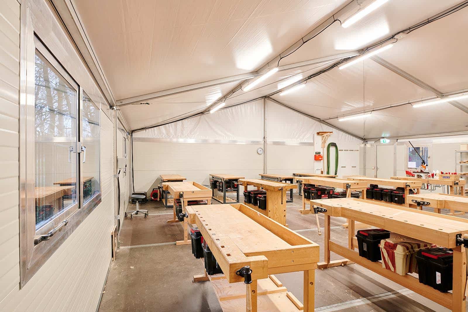 Hout- en meubeleringscollege - Noodlokalen - werkbanken