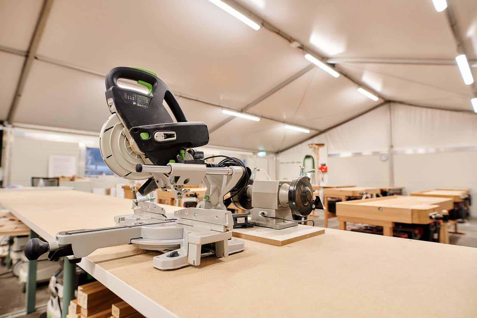 Hout- en meubeleringscollege - Noodlokalen - zaagmachine
