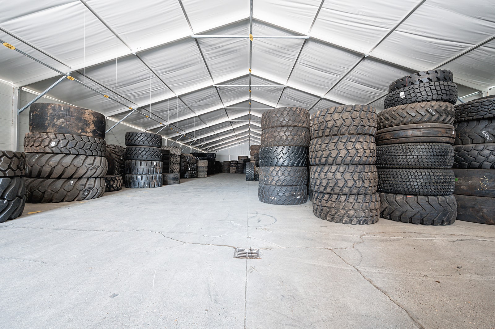 Opslag voor banden van trucks, landbouw- en gronverzetmachines voor Heuver