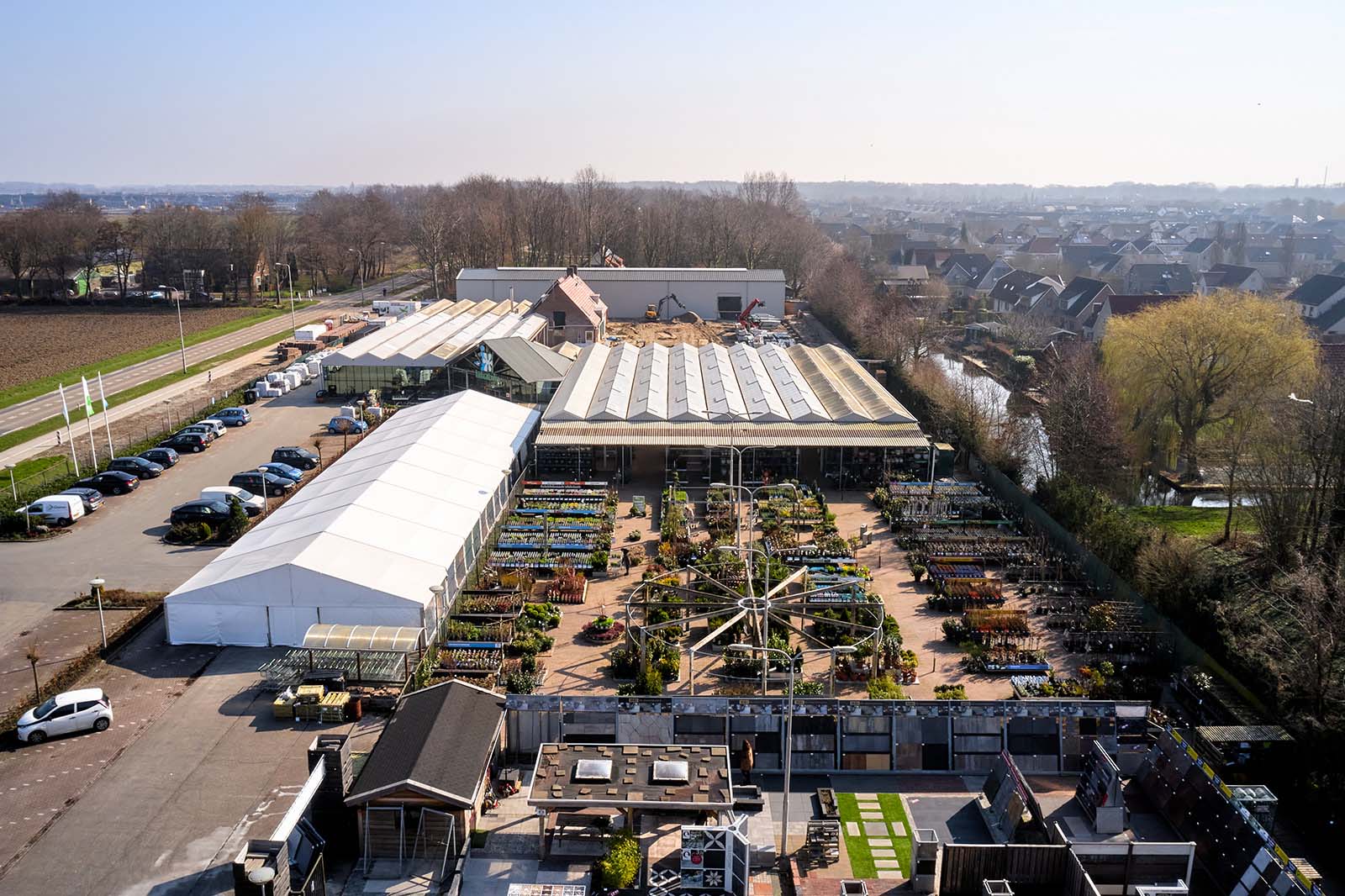 Non-insulated tent hall as temporary retail space for Intratuin Emmeloord