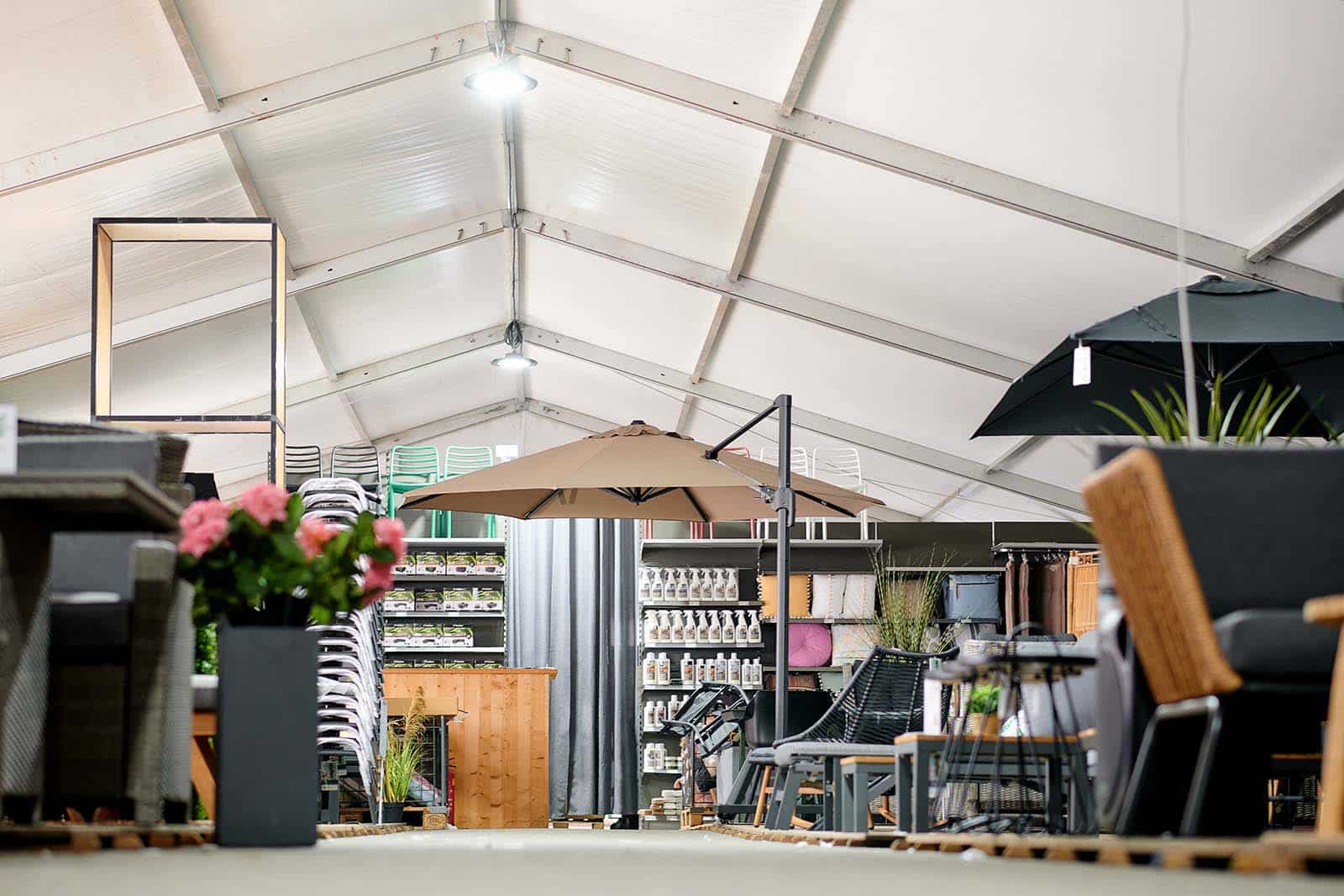 Tijdelijke winkelruimte voor de tuinmeubels van Intratuin Emmeloord