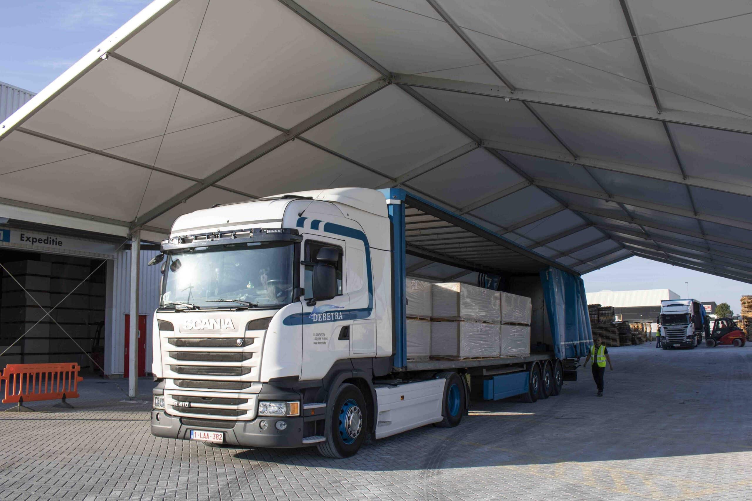 Vrachtwagen onder overkapping met 4,5 meter zijhoogte voor Knauf