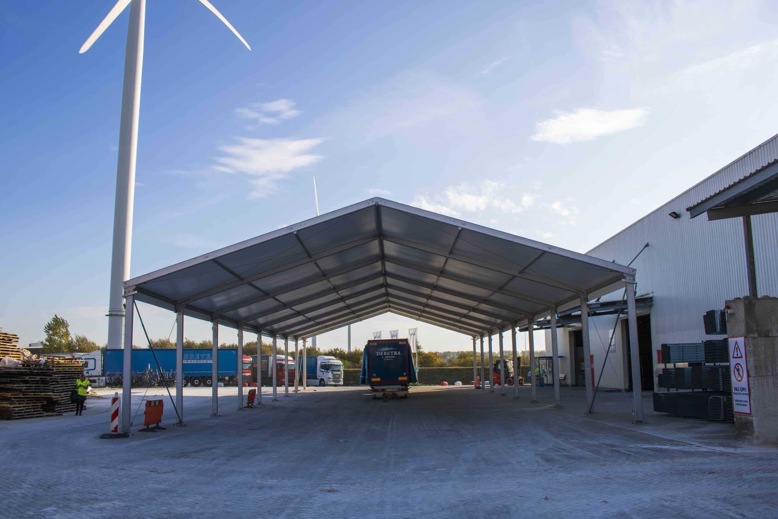 Overkapping voor het laden en lossen van trucks bij pand Knauf