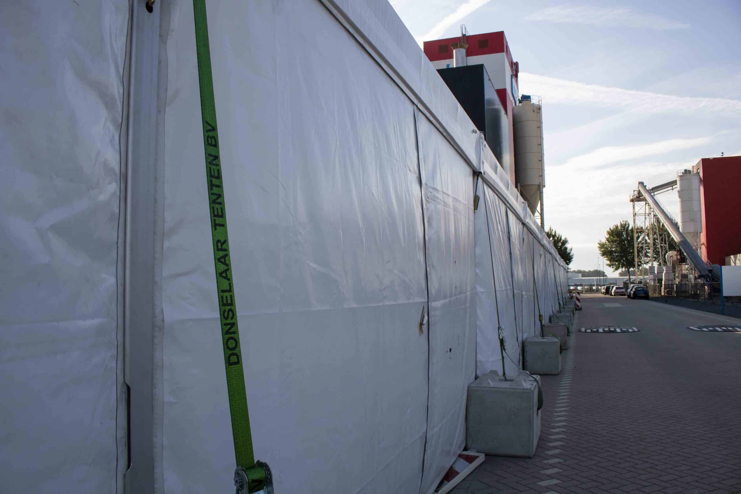 Ongeïsoleerde tenthal voor Knauf met verankering middels betonblokken