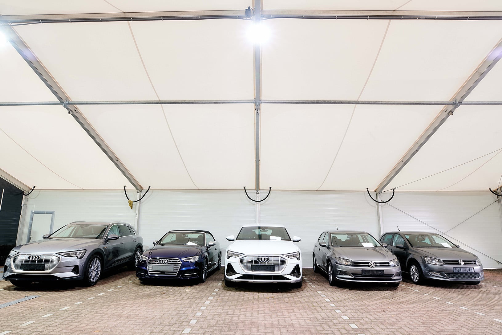 Auto's voor de verkoop die nog gefotografeerd moeten worden in de tijdelijke fotostudio van Munstad De Meern