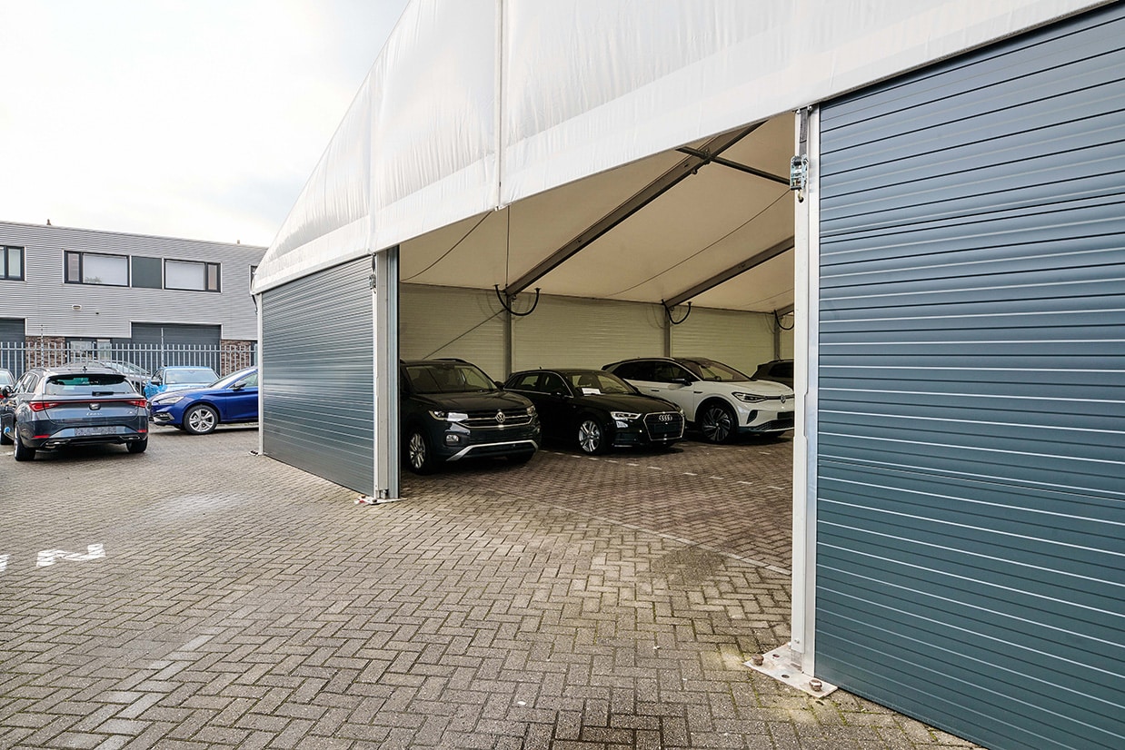 Voorkant tijdelijke fotostudio Munstad De Meern met elektrische roldeur