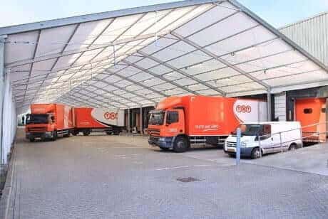 Overkapping vrachtwagens en laaddocks TNT