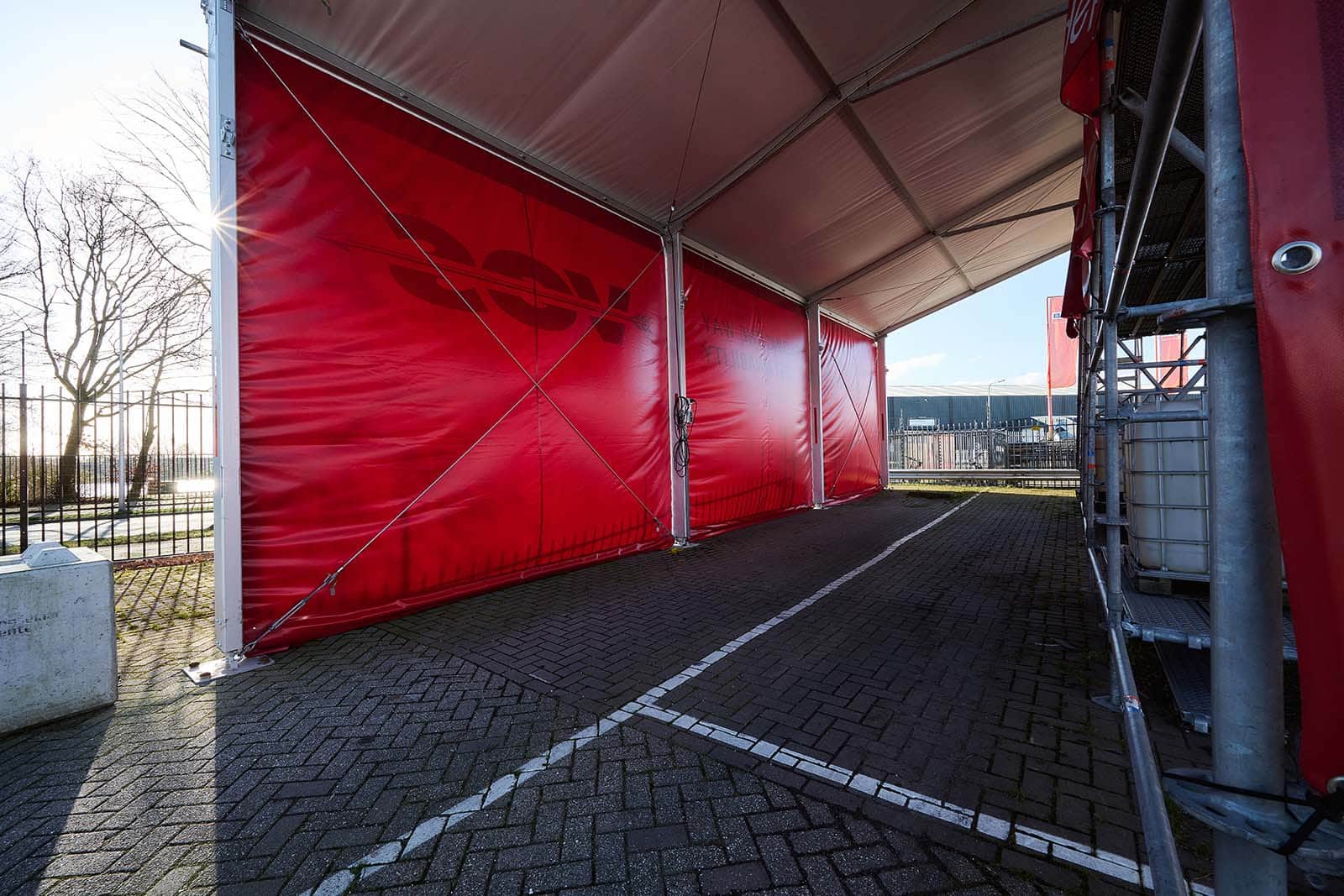 Binnenzijde van de overkapping voor Vos Transport
