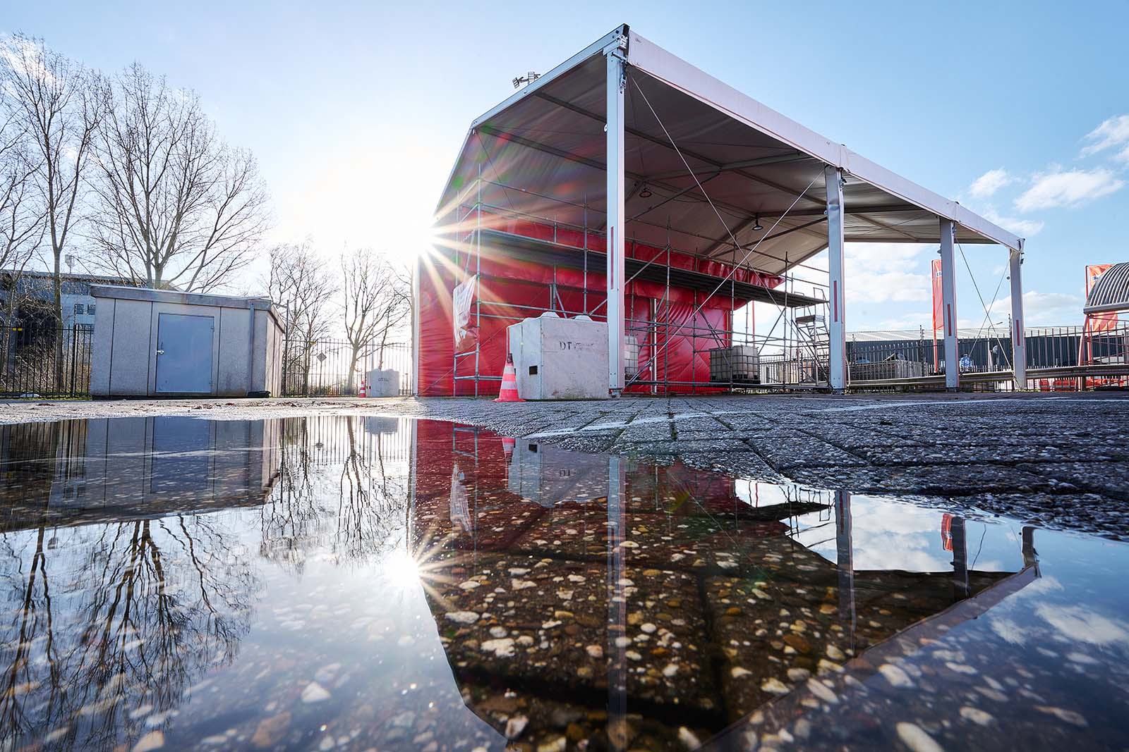 Overkapping om trailers van Vos Transport sneeuwvrij te maken