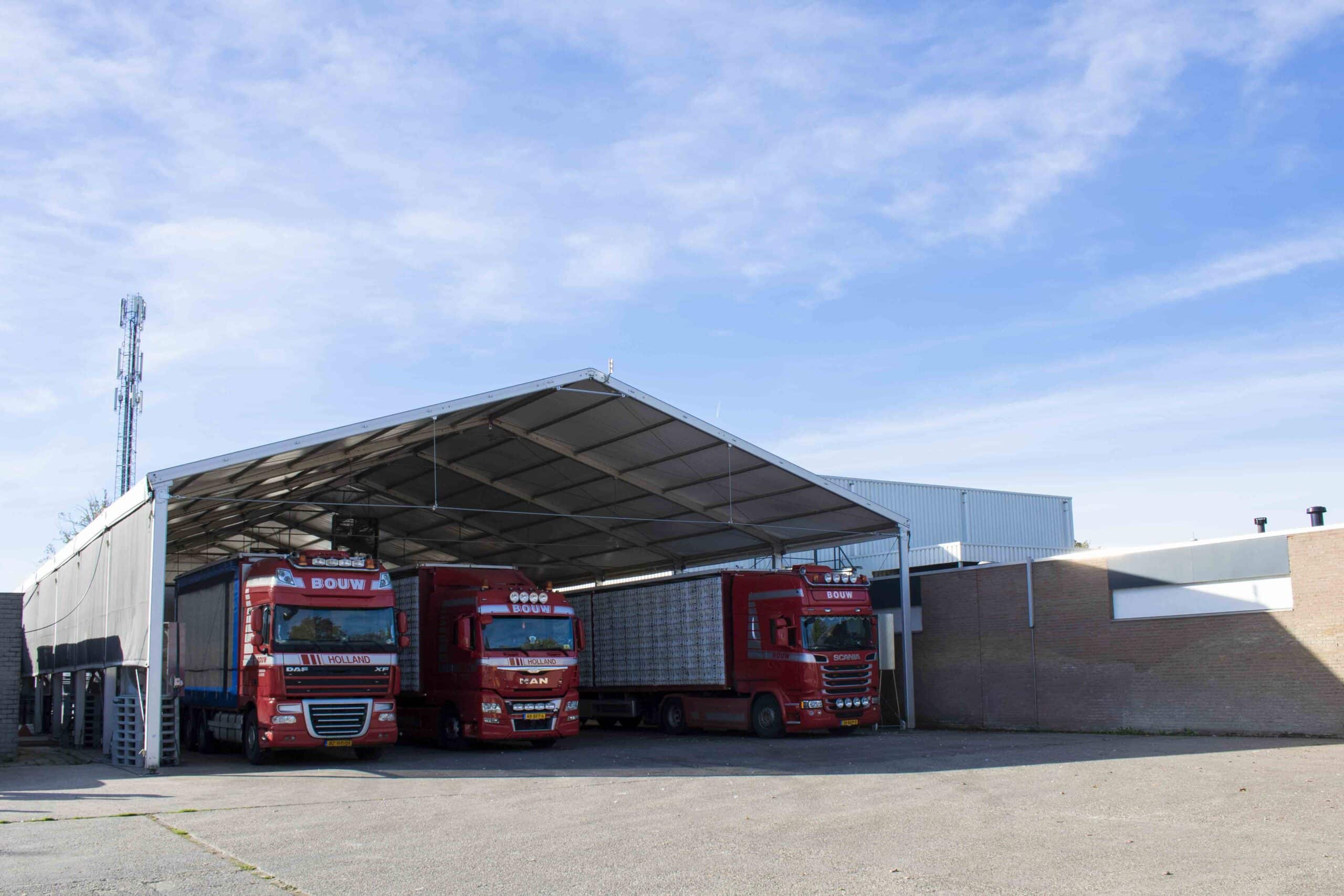 Overkapping 15 meter breed en 4,5 meter zijhoogte voor Remkes