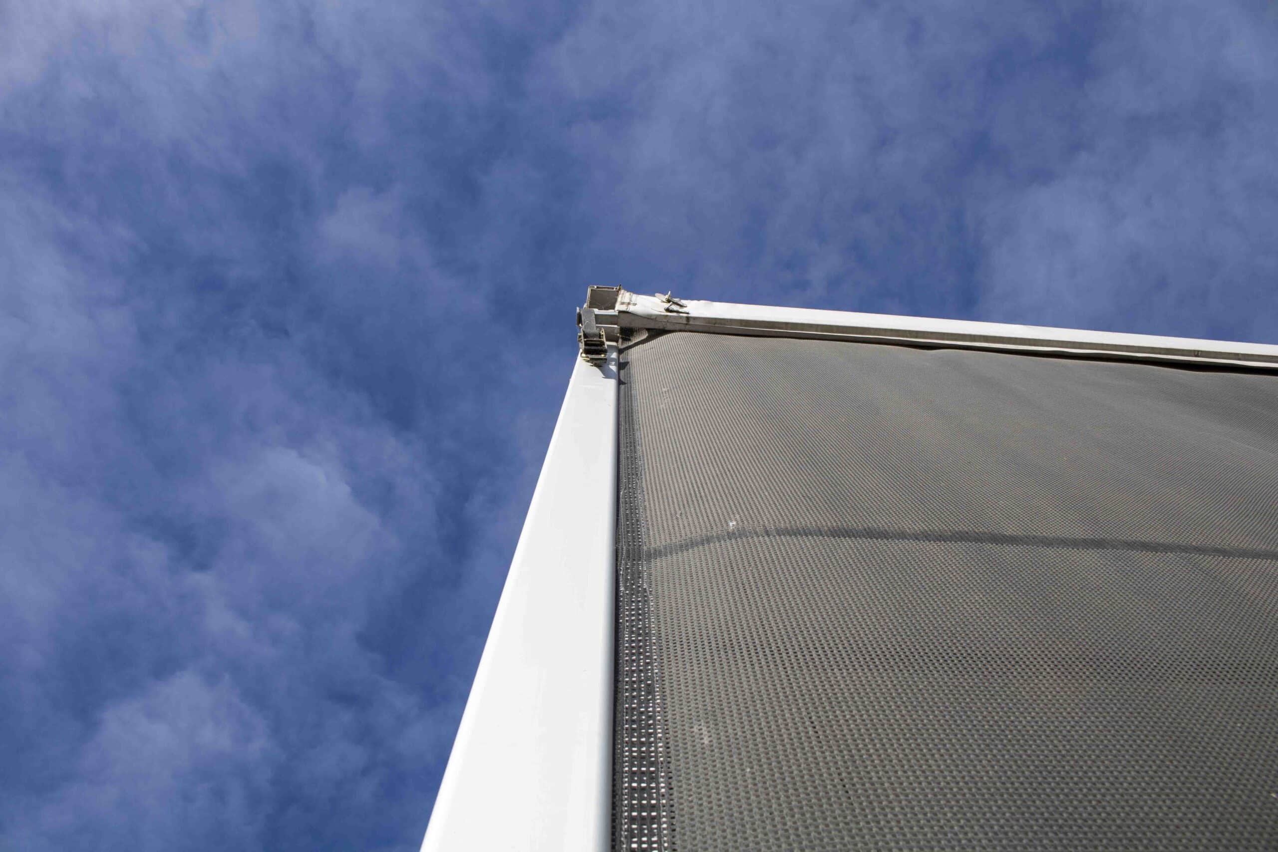Zijkant tenthal detail met special bekleding zijkant tegen de felle zon