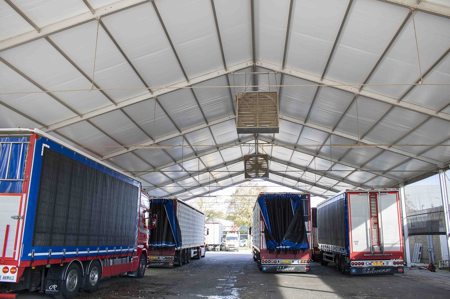 Overkapping met ventilatiesysteem voor trucks en trailers Remkes