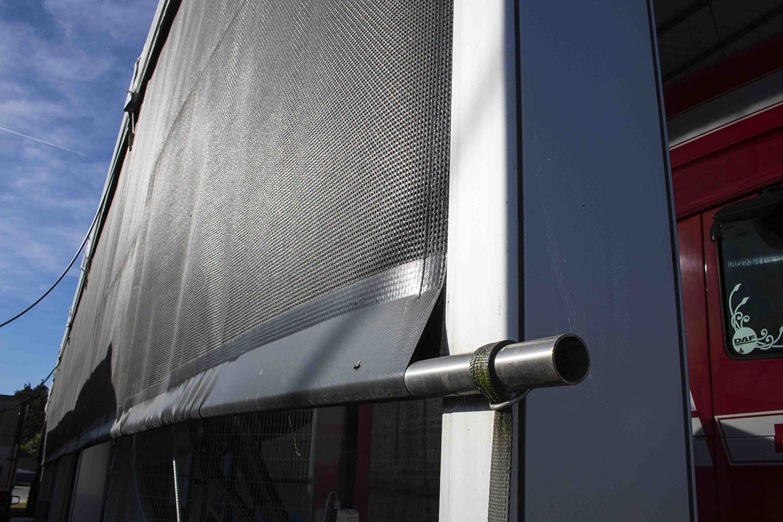 Detail van bekleding zijkant overkapping om zonlicht tegen te houden bij Remkes