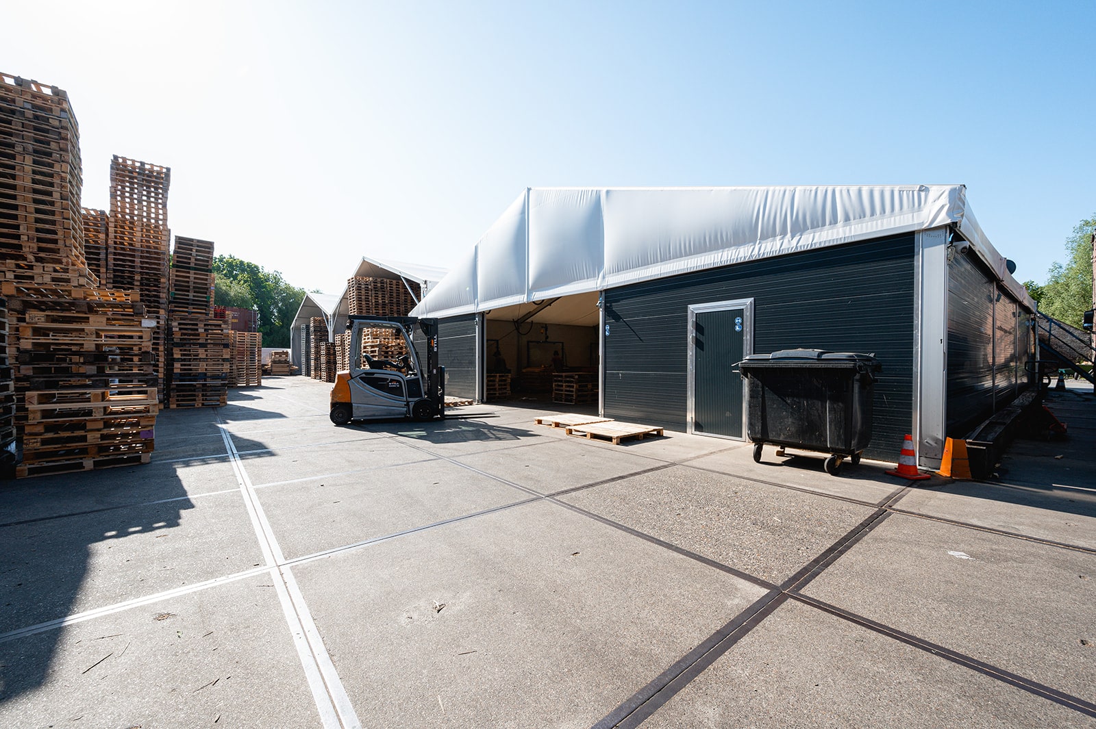 Volledig geïsoleerde tenthal als werkplaats voor Rietveld Pallets