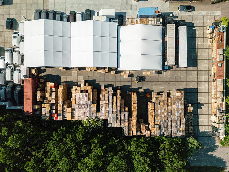 Bovenaanzicht tenthallen op terrein Rietveld Pallets