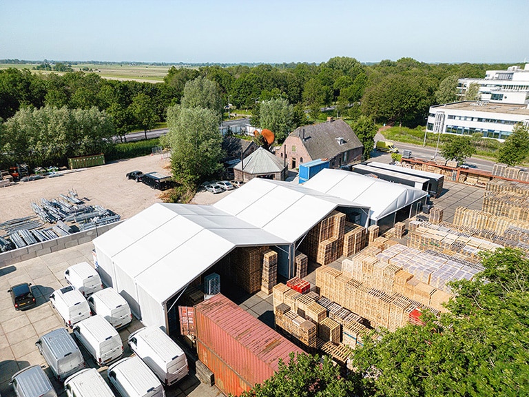 Overkappingen en volledig geïsoleerde tenthal voor Rietveld Pallets
