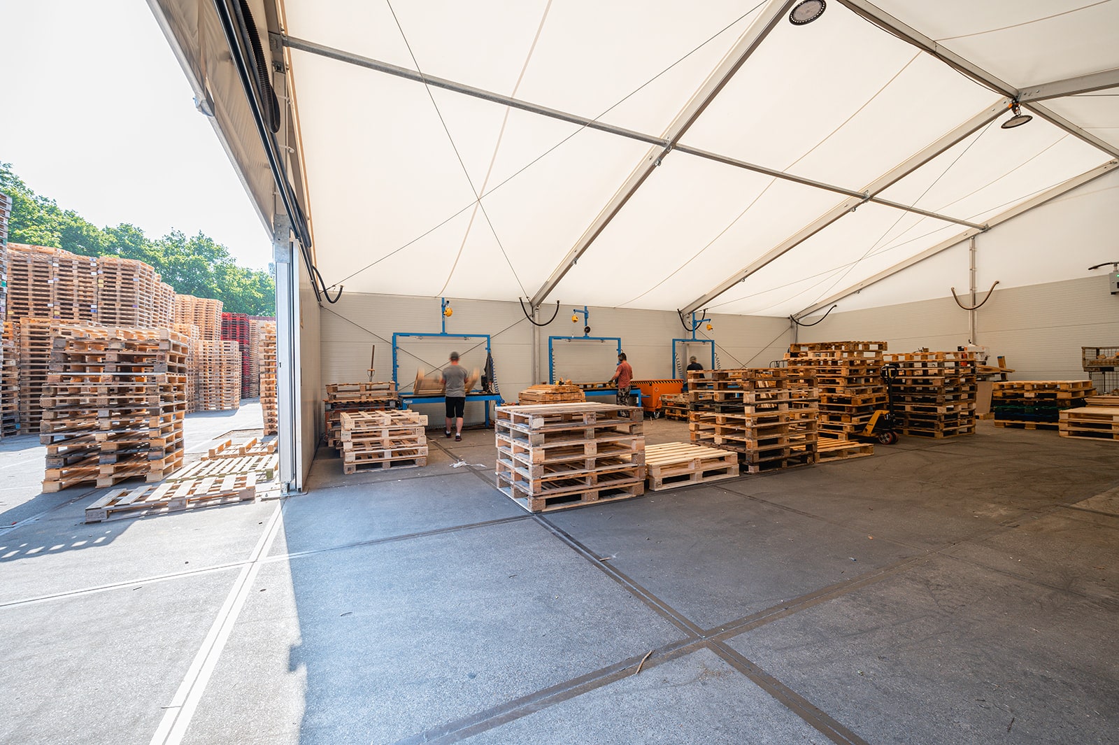 Temporary workshop for Rietveld Pallets in a fully insulated tent hall