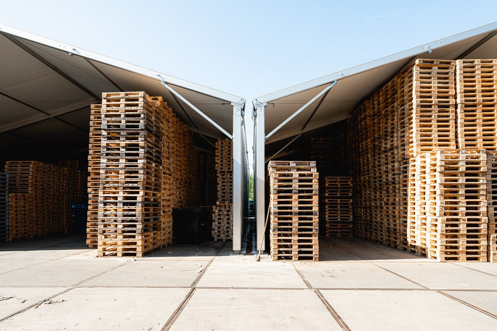 Twee tenthallen naast elkaar geplaatst voor Rietveld Pallets
