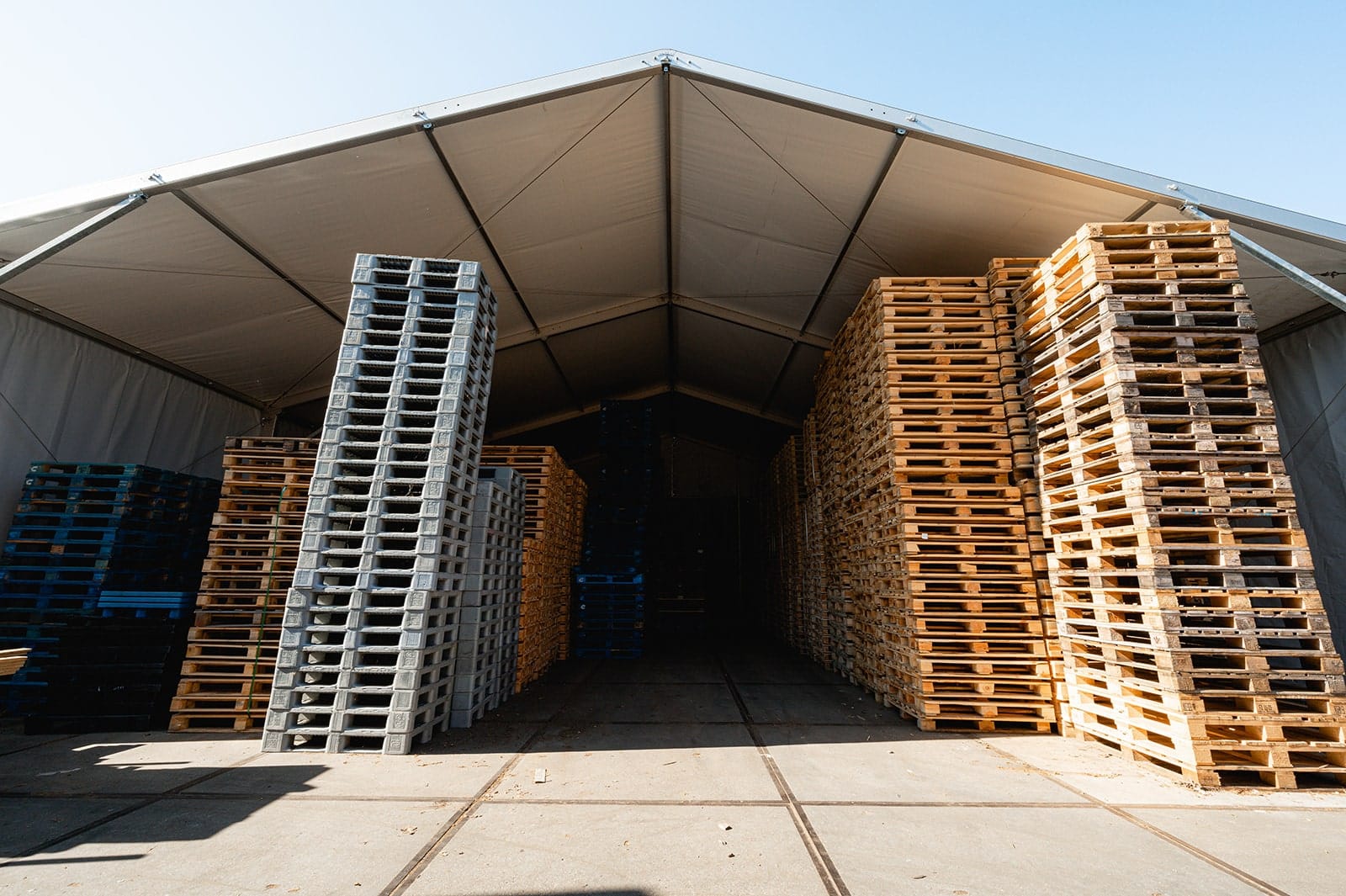 Tent overkapping voor opslag van pallets van Rietveld Pallets