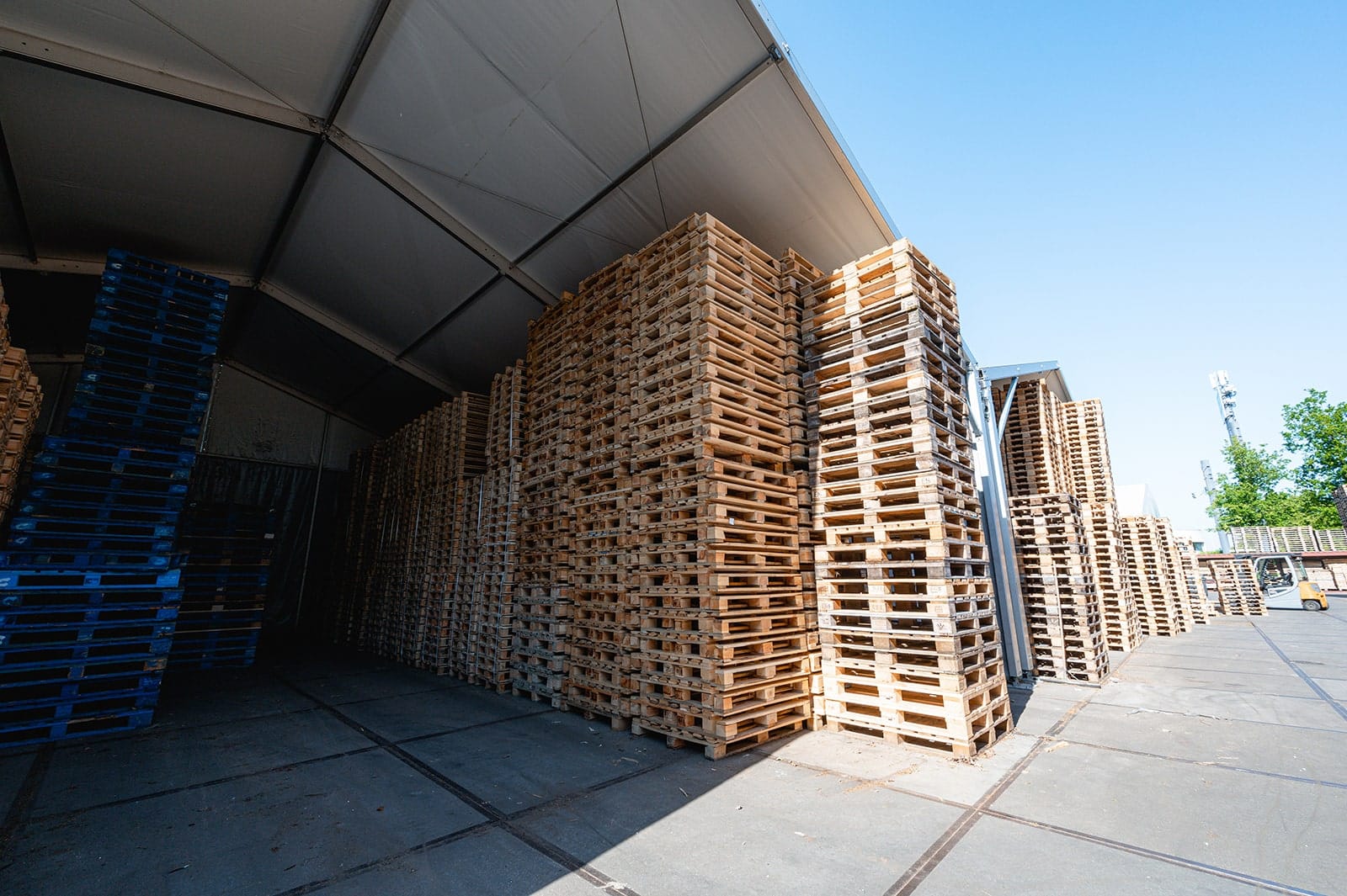 Twee overkappingen voor droge pallet opslag Rietveld Pallets